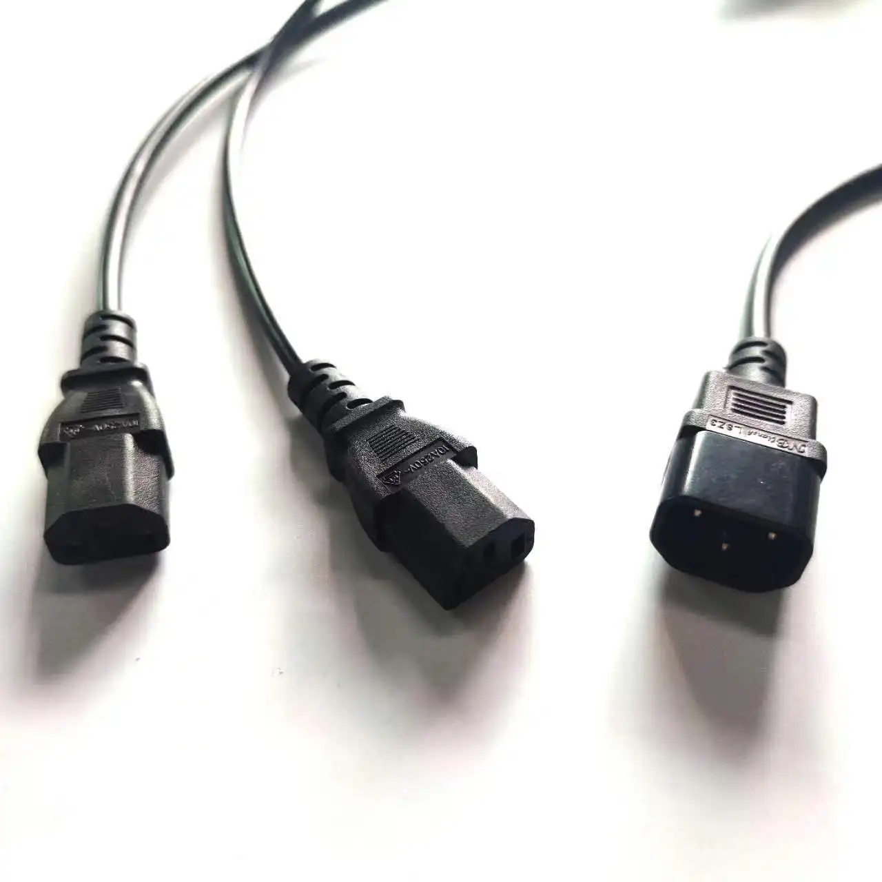 Компьютерный кабель-разветвитель с вилкой IEC 320 C14 на гнездо 2XC13