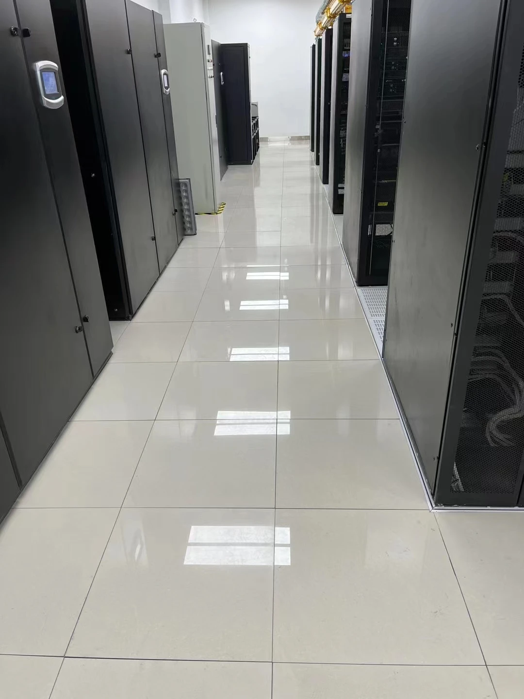 Aluminum alloy anti-static ventilated floor made of SPCC hard steel sheet