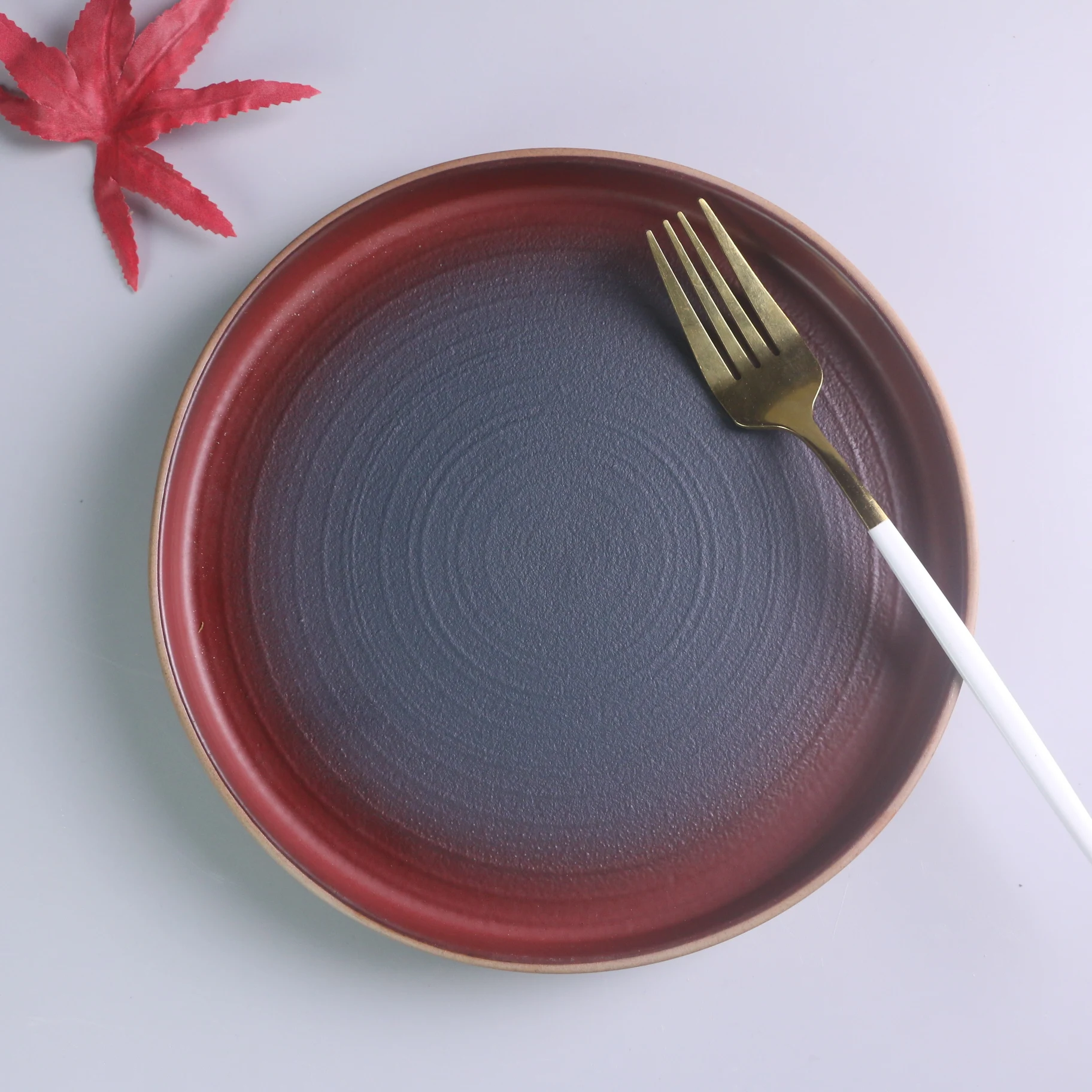 Creative restaurant tableware red Nordic round dinner plate serving tray ceramic disc dinnerware wholesale ceramic plate