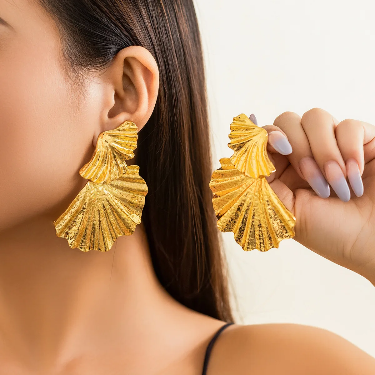 Punk metal earrings with ginkgo leaf earrings are gold jewelry store wholesale N2405280