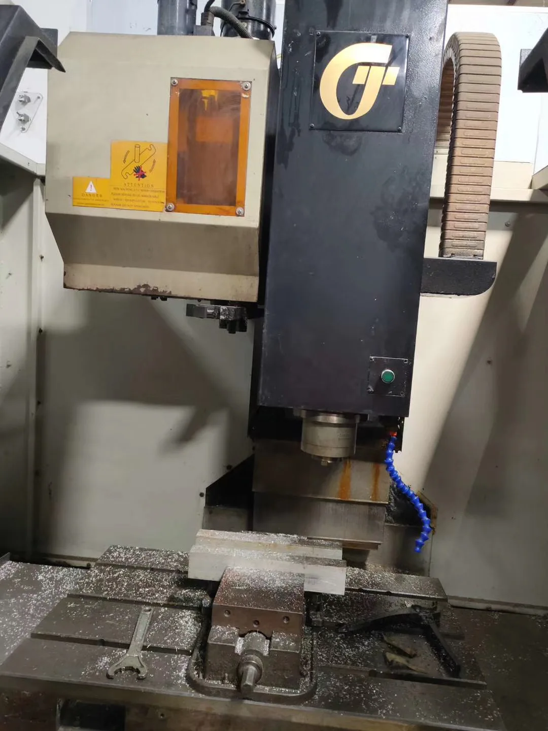Используется в китайском стиле Тайвань станок с ЧПУ высокой точности CNC нарезание резьбы и фрезерный цифровым управлением V-6L