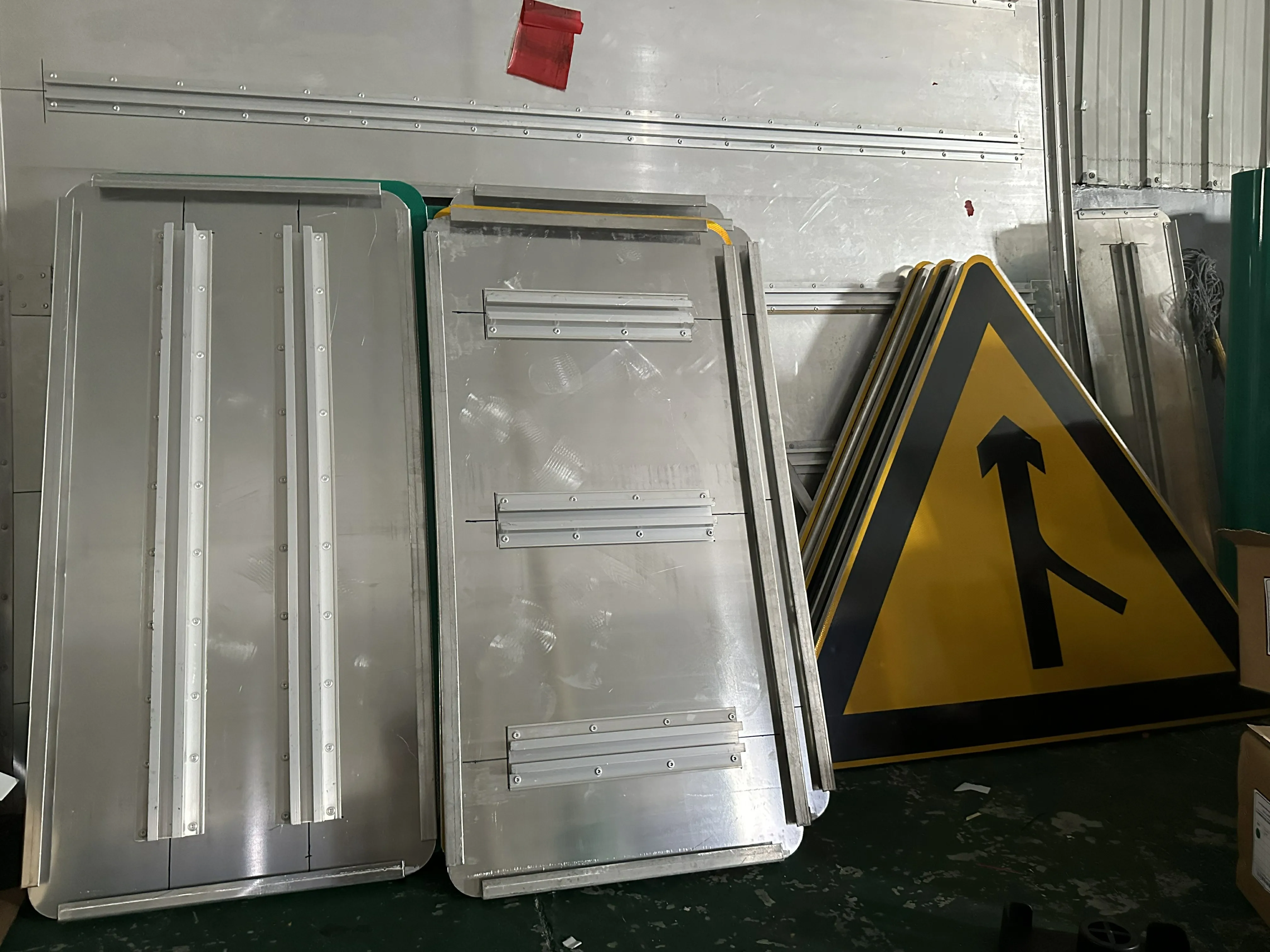 Top Sale Reflective Plastic PVC White Black Aluminum Street Parking Road Signs Safety Traffic Sign Warning Sign Price