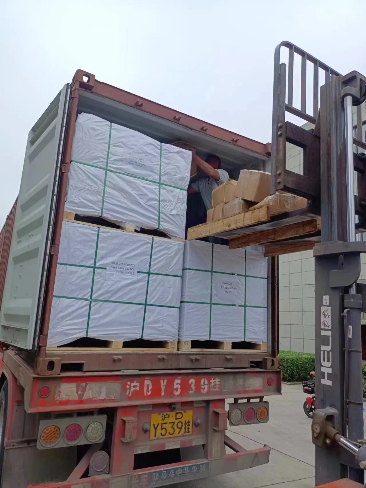 high quality Wood Plastic Composite WPC Fence Post Panels Door Boards Wholesale Waterproof Fencing Garden Used Materia