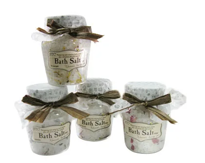 
100g flower petal bath salt in a plastic pot for body spa 