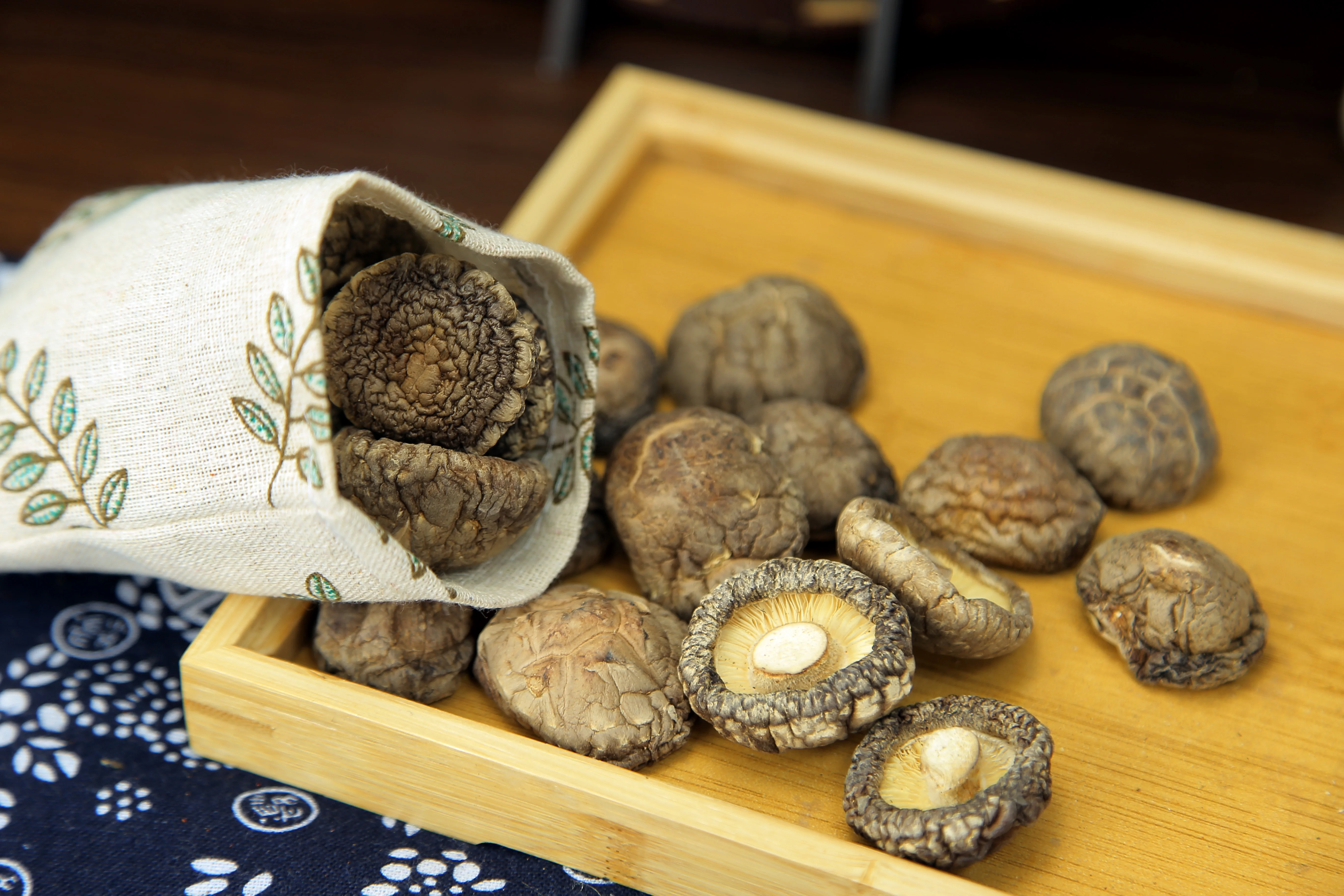 Factory Price Dried Shiitake Mushroom Chips For Sale Dried Mushroom Food Condiments Shiitake