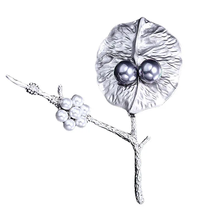 Брошь в виде нефрита