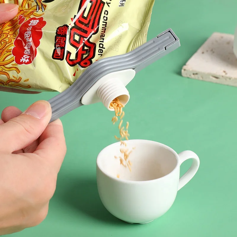 Discharge nozzle plastic snack bag clip food grade bag sealing device food preservation sealing clip