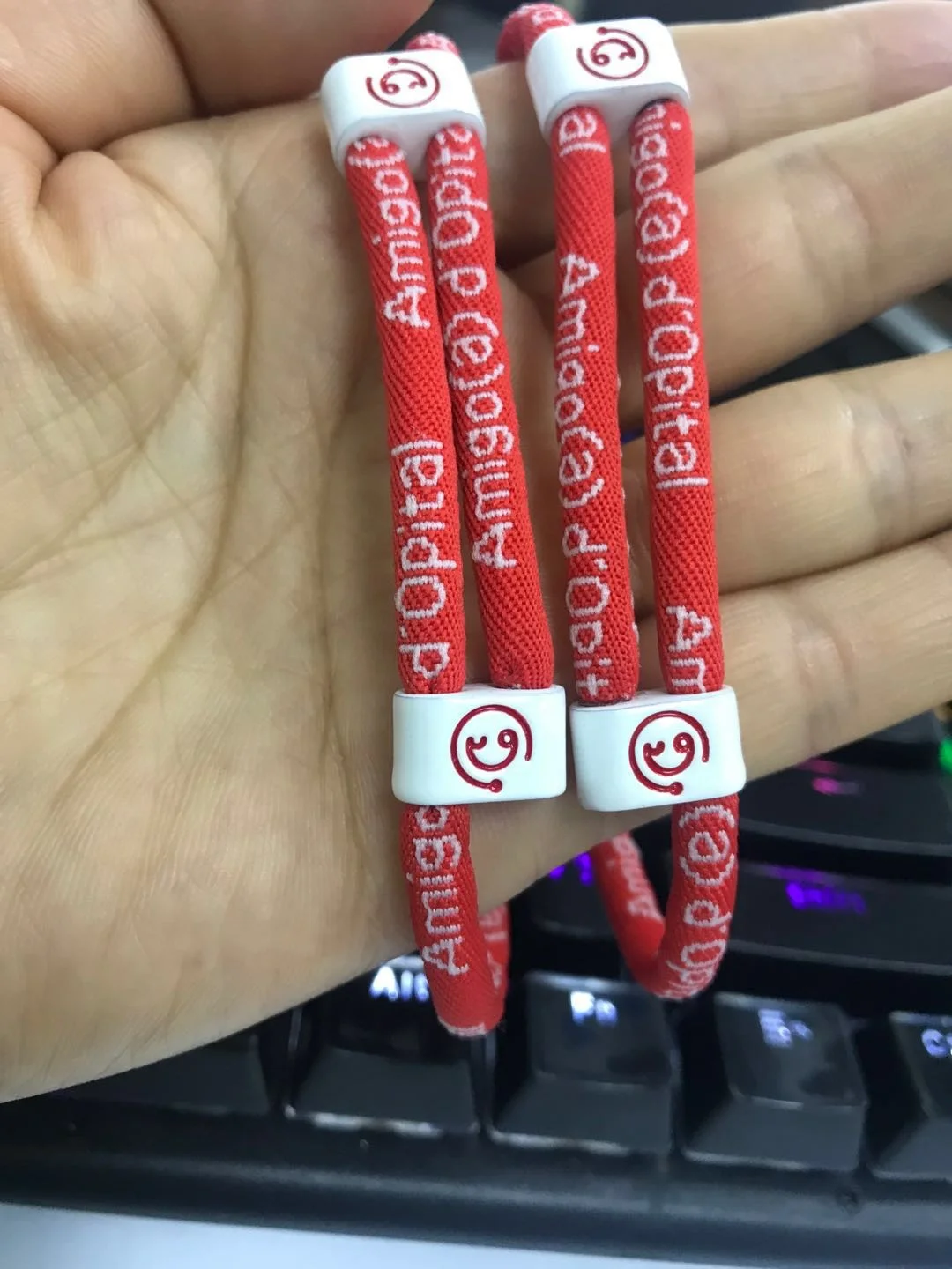 Подарок для мужчин и женщин, регулируемые плетеные браслеты с логотипом на заказ, плетеные шнурки для обуви, браслет, веревочные браслеты