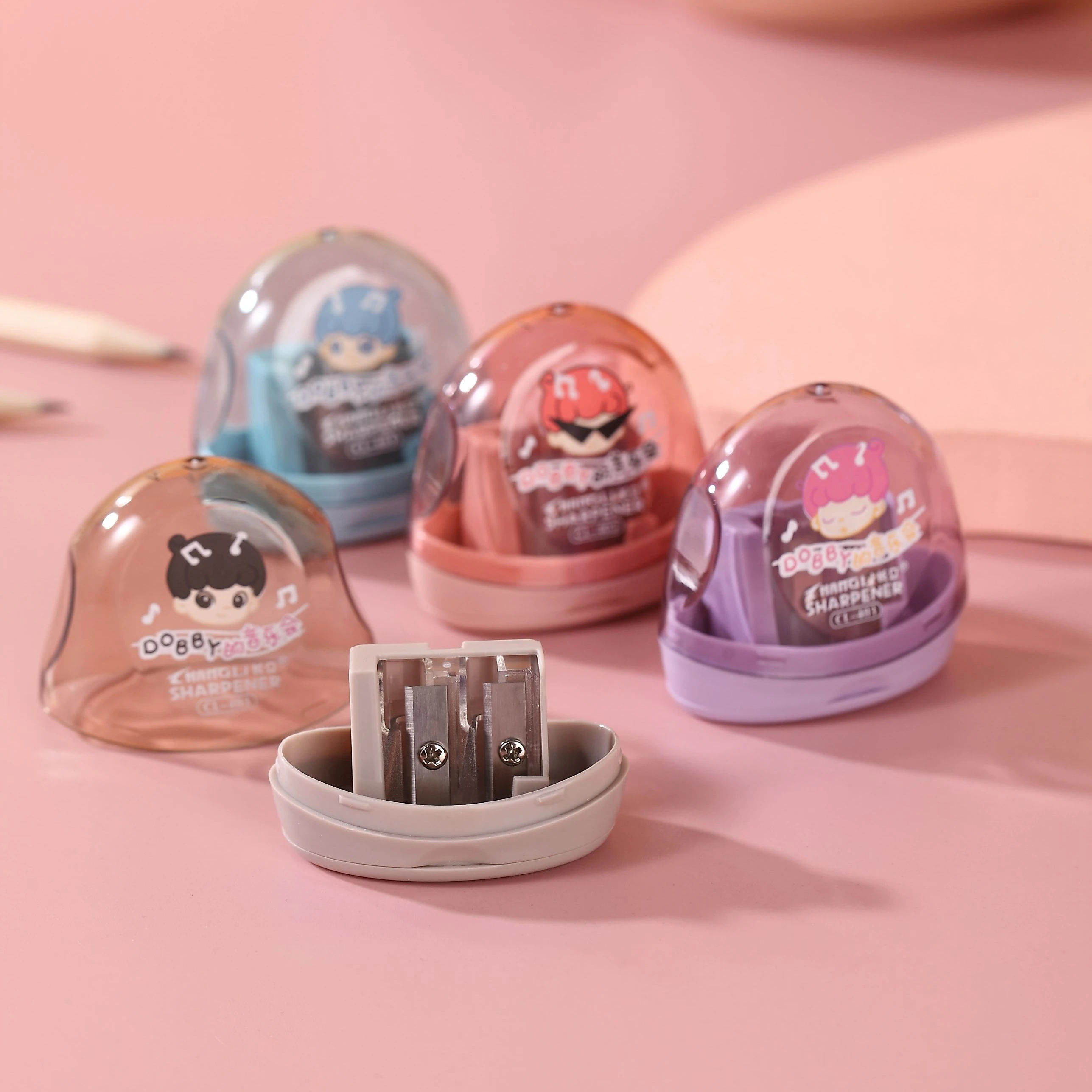 Оптовая продажа индивидуальная точилка для карандашей школьная и офисная цветная мультяшная пластиковая детская милая маленькая студентов