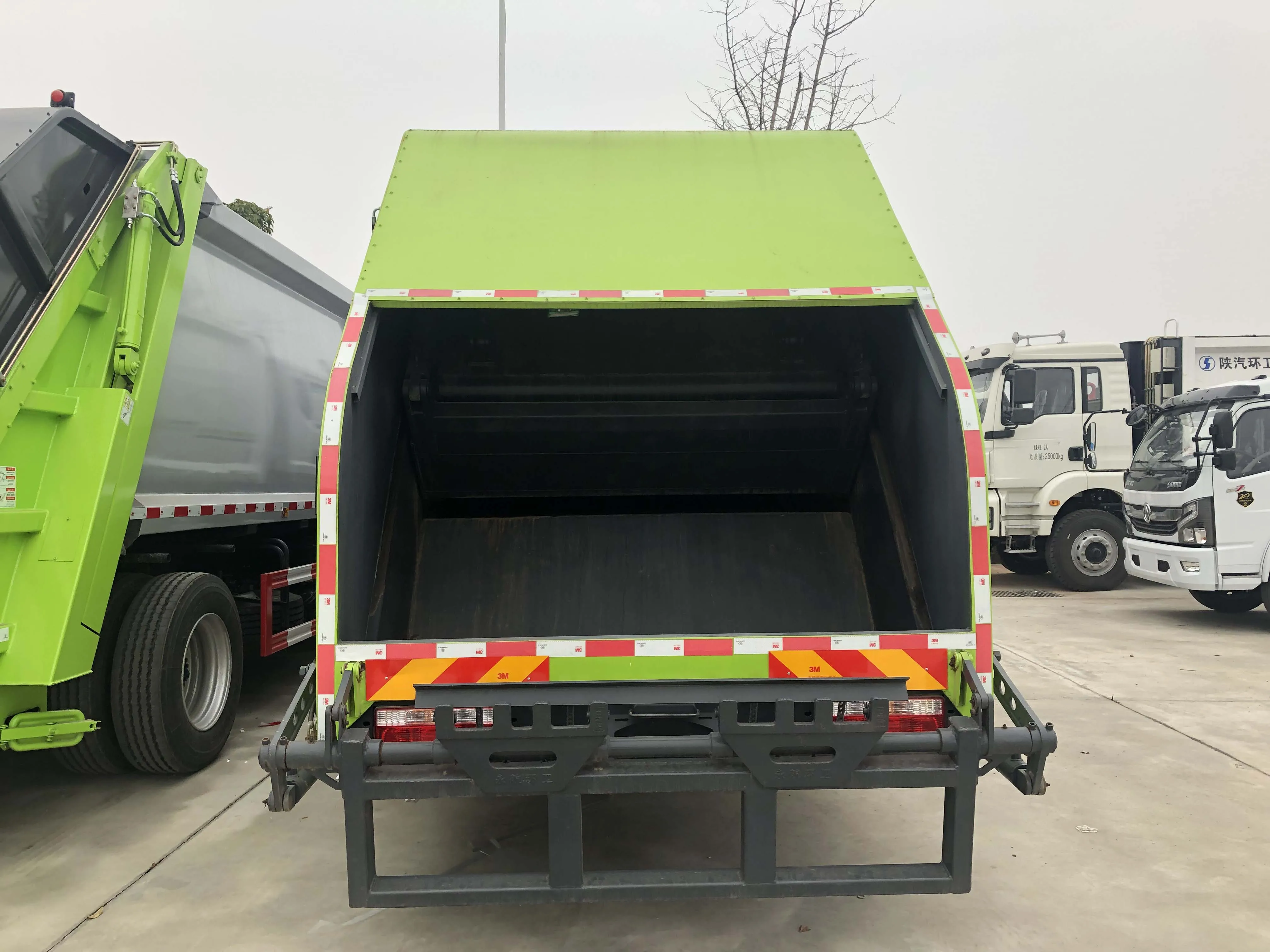 
Dongfeng China Compress Garbage Truck Refuse Compactor 