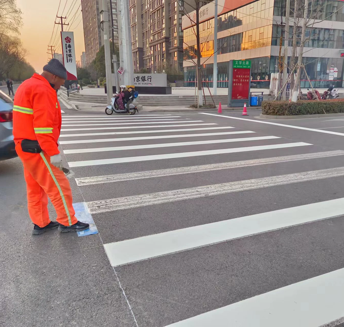 China Manufacturer Cheap Price Road Paint Reflective Thermoplastic Road Line Marking Pavement Paint