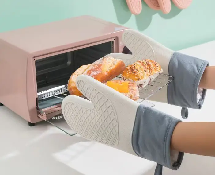 Low MOQ Printed Kitchen Cooking Mittens Rubber Silicone Heat Insulation Oven Mittens with Cotton Stylish Printed Design