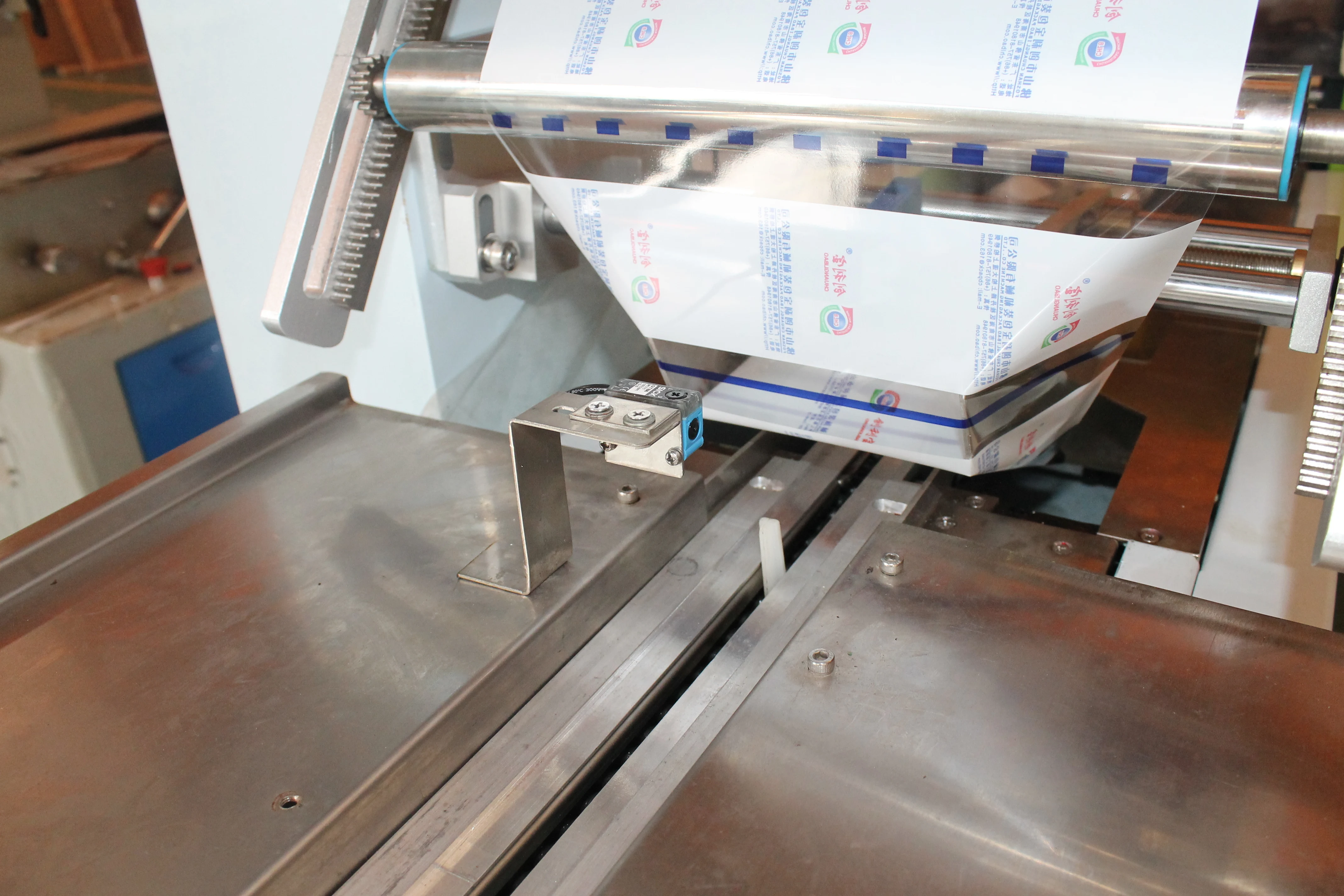 
China Manufacturing High Speed Long Tube Packing Machine 