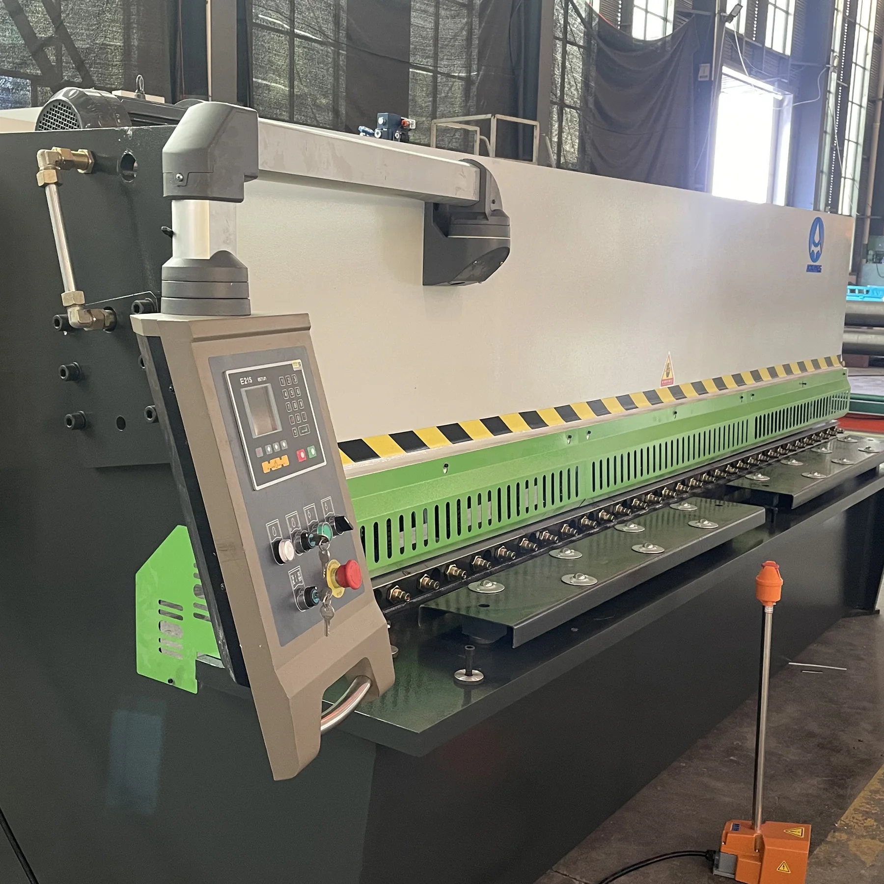 Hot Sale Hydraulic Cutting Machine in QC12K Series With E21S Controller System sheet shearing machine