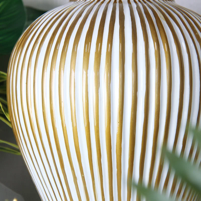 J195A  Ceramic luxury home decor snow mat gold antique vase  decoration jar ginger set wholesale