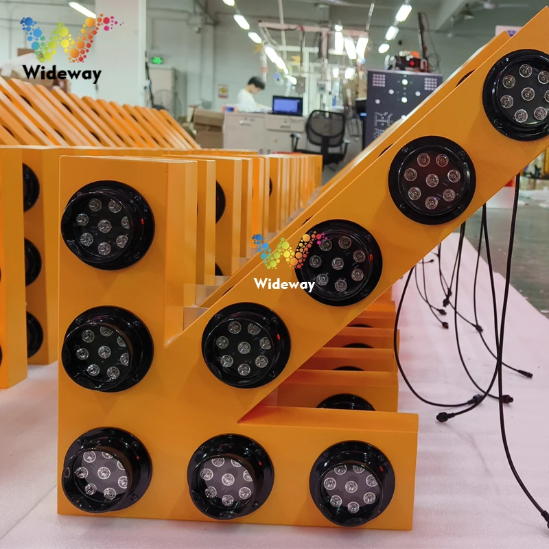 Malaysia Solar Warning Light DC12V Aluminum Traffic Flashing Direction Indicator LED Arrow Light