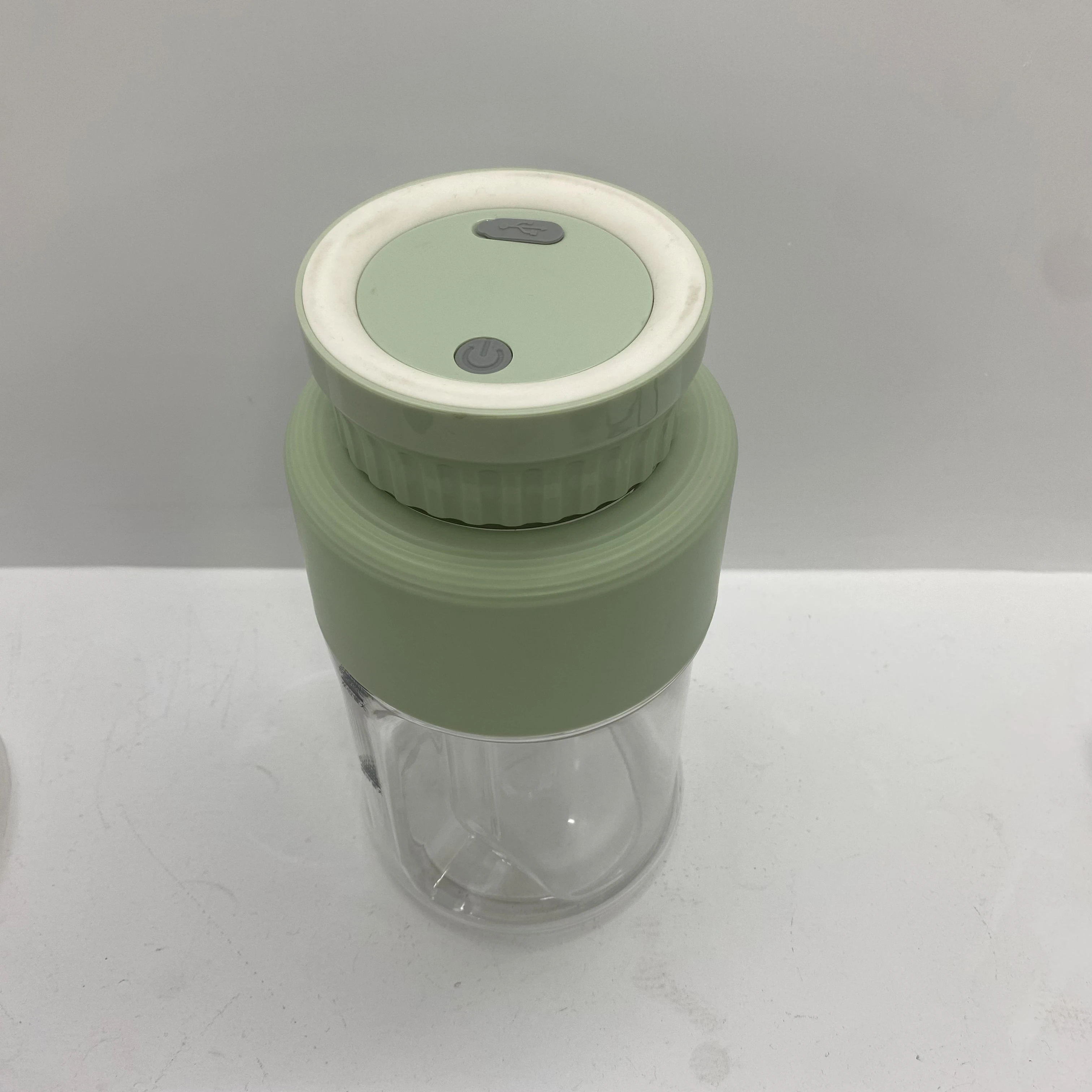 Mini USB Rechargeable Home Blender And Mixer Juice Plastic Electric Juicer Cup Portable Blenders