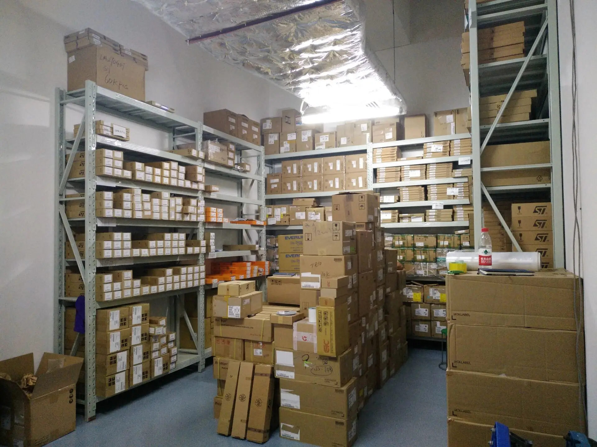 SMD SWITCHING DIODE IN4148 silk screen T4  SOT23 package 1N4148