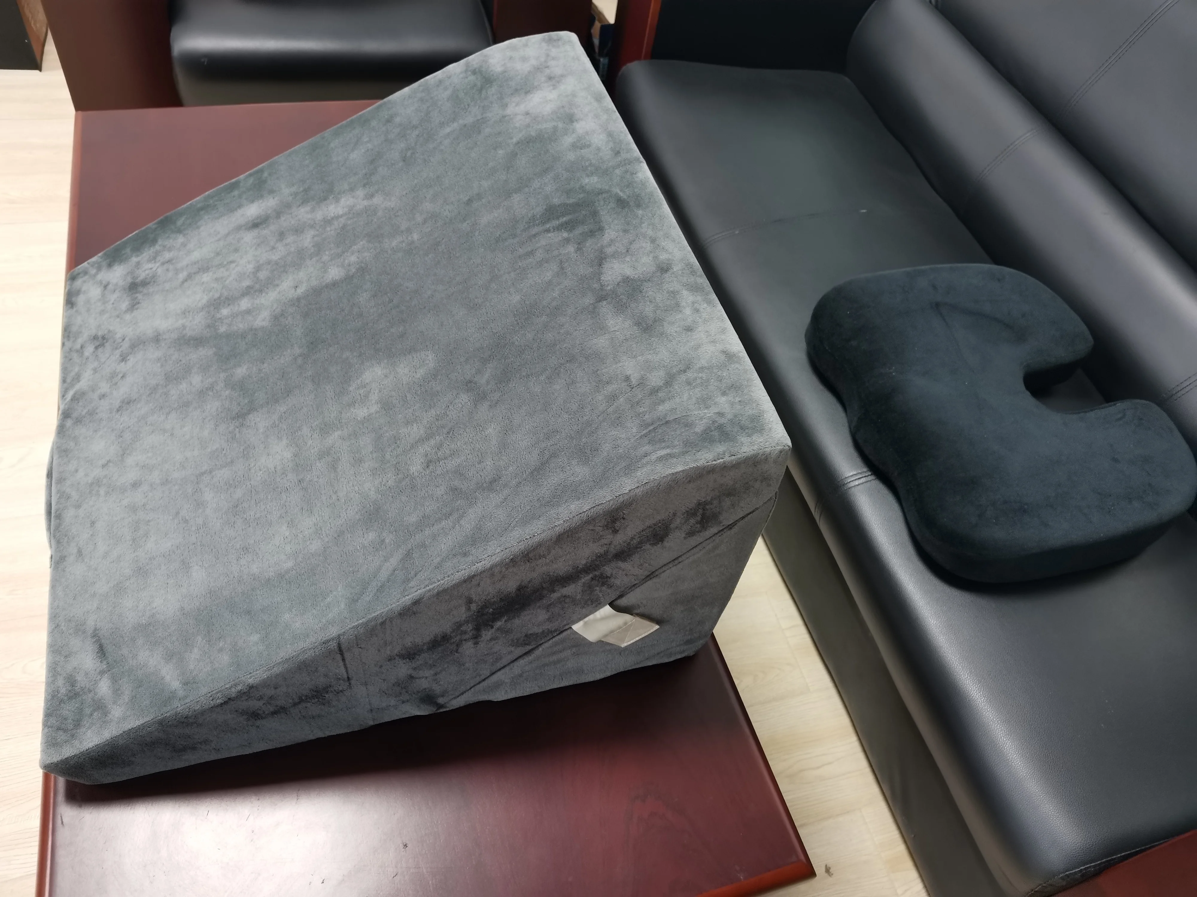 Hot selling reading pillow memory foam bed wedge pillow for headboard & legs and back support & acid reflux & Anti-snoring
