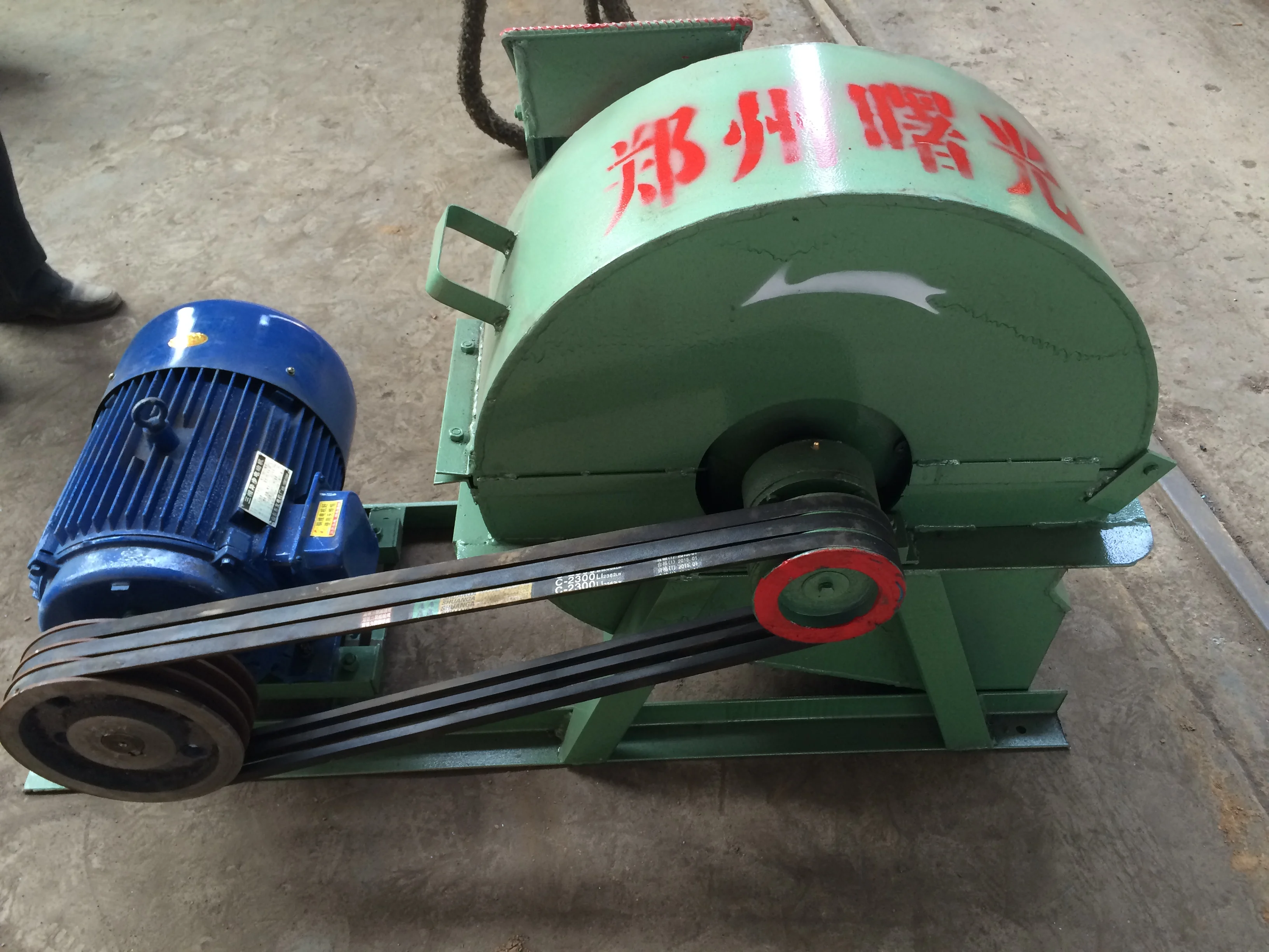 Good quality walking wood crusher sawdust making machine woodcrusher