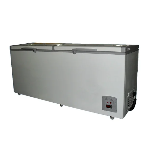 Жесткий глубокий морозильник с открытой дверью и ультранизкой температурой
