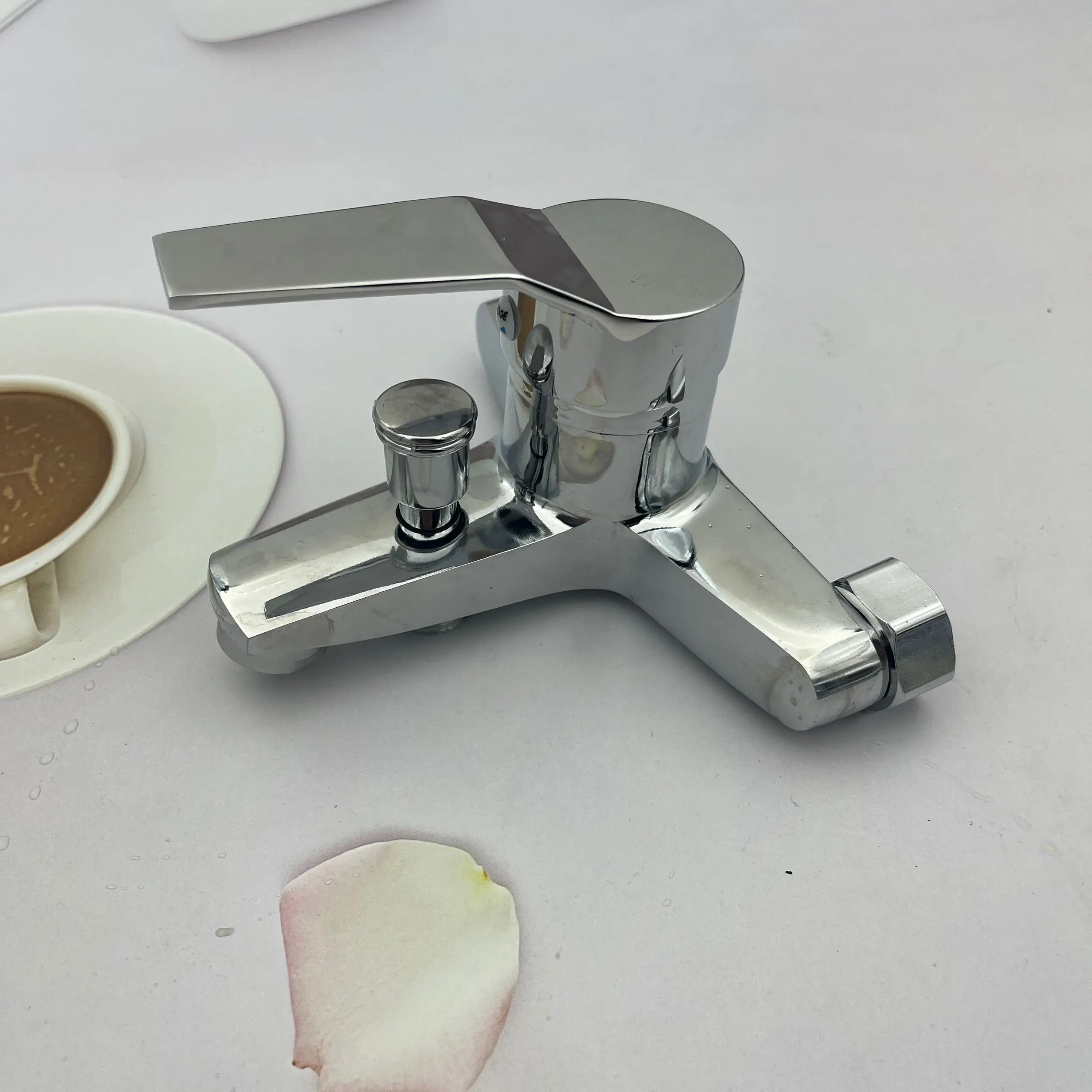 Hot and cold faucet solar water mixing valve hot and cold switch bathtub bath bathroom triple faucet wholesale