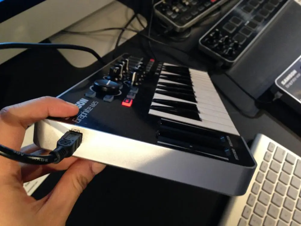 
M25 Small 25 Keys Portable Electric Digital Piano MIDI keyboard Controller 