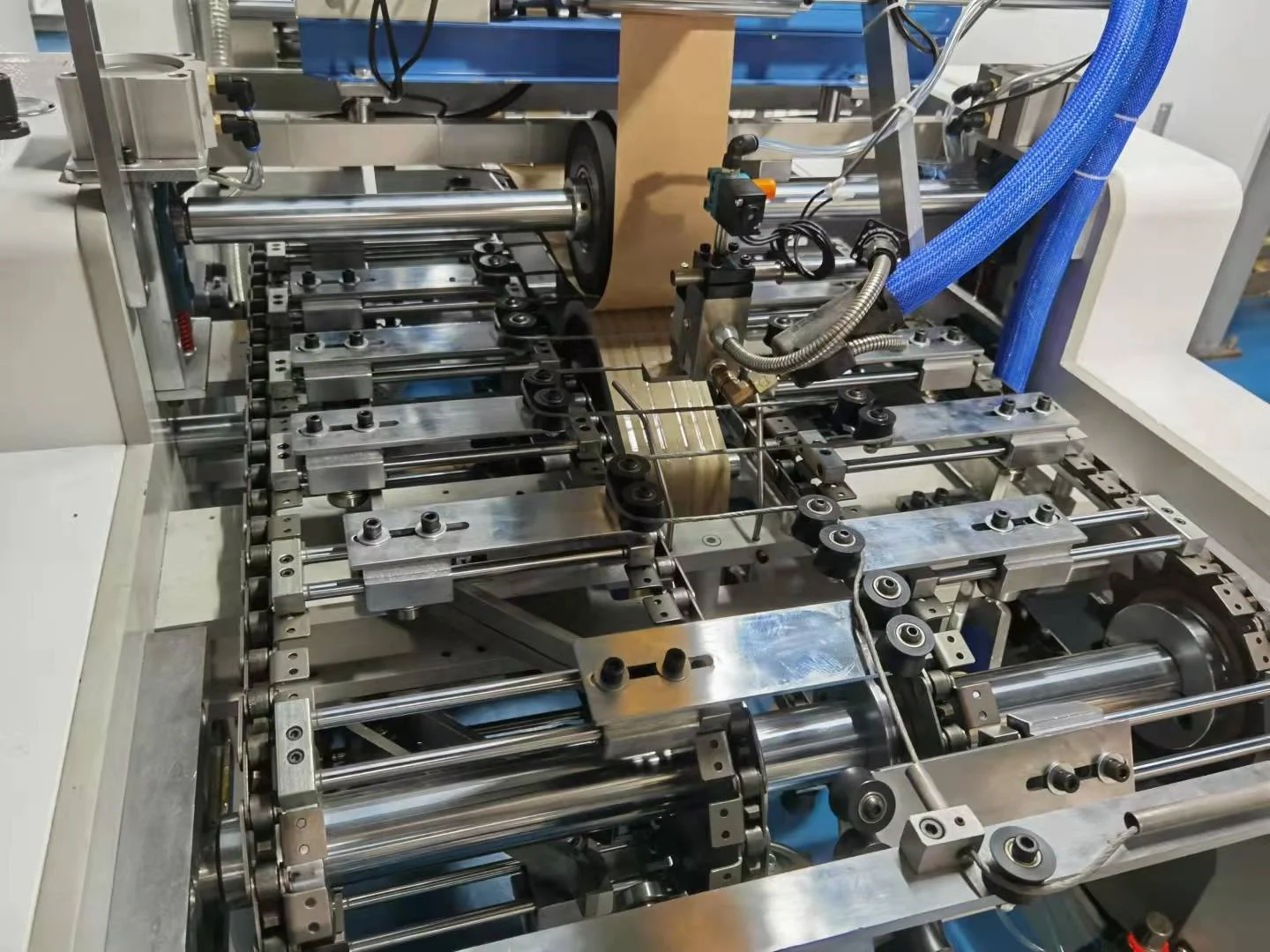 Машина для скрученных бумажных ручек пакетов