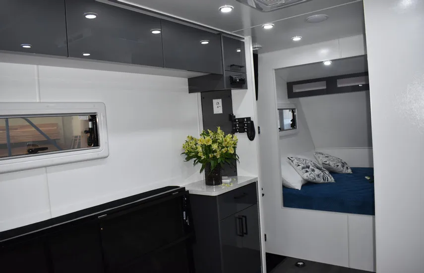 
2021 Ecocampor Factory Supplied Luxury Adventurer 19FT Toy Hauler Camper Trailer RV Caravan with Slide Out Kitchen 