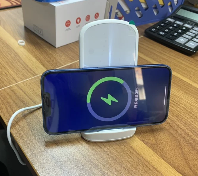 2022 new design 15W fast desktop wireless charger with moving coils find the best position for phone reach max charge speed