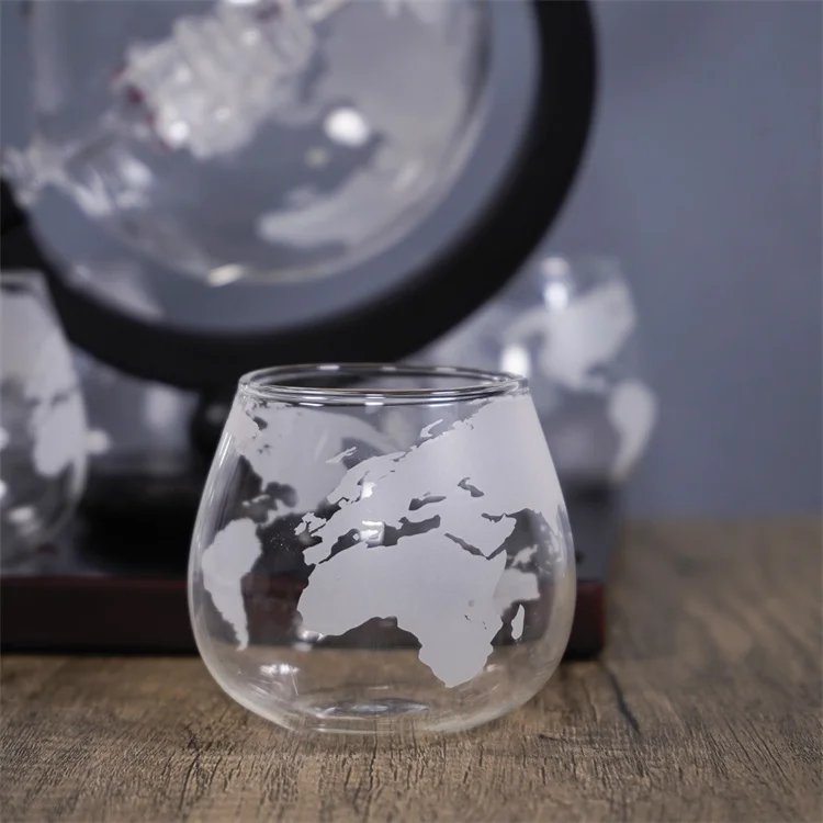 Factory Wholesale Globe Glass Whiskey Decanter Set with 4 Glasses for Bar