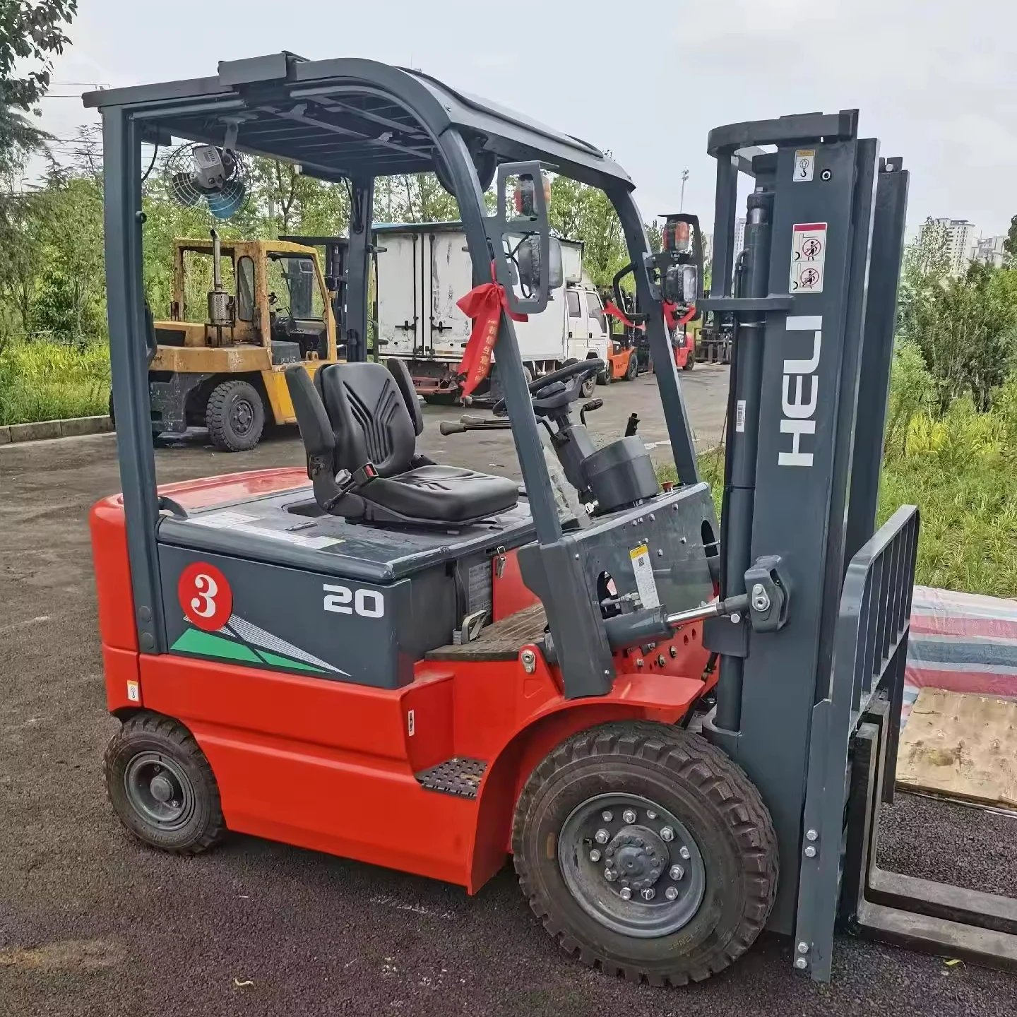 heli h4 series electric fork lift 1500kg air tire electric fork automatic lift forklift cabin switch hydraulic seatbelt