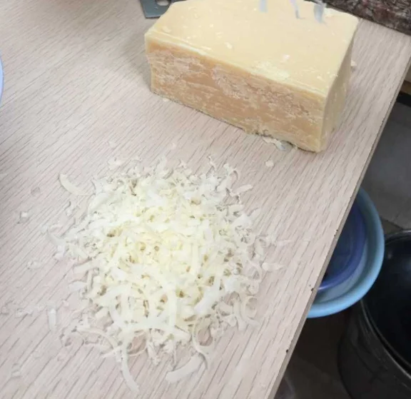 2024 hot sell new design wholesale household kitchen tools plastic and metal material kitchen utensils cheese mill cheese grater