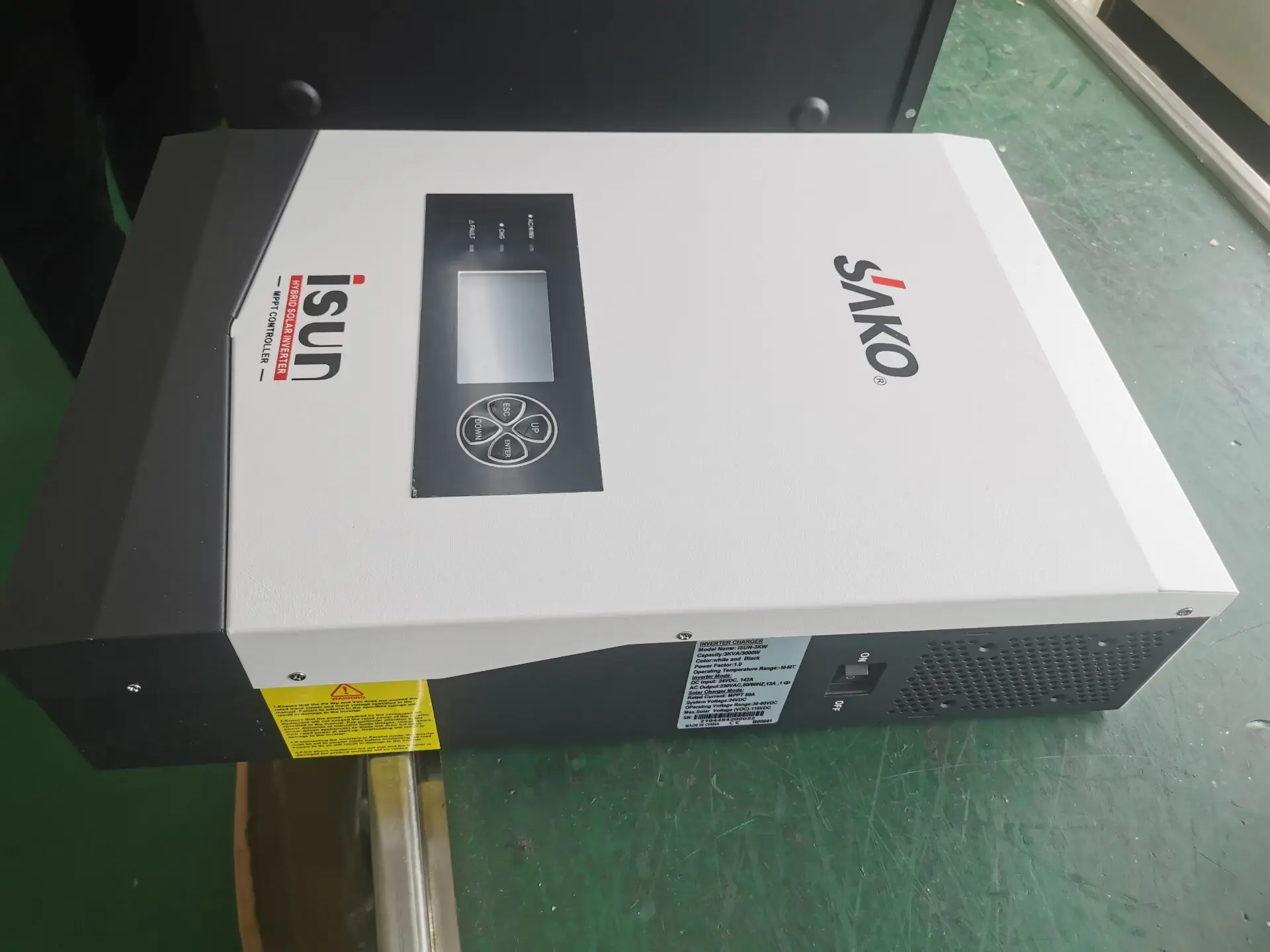 SAKO ISUN 3KW good price new solar inverter 3000W hybrid solar inverter 220V with 50A MPPT solar charger and CE CB certificates