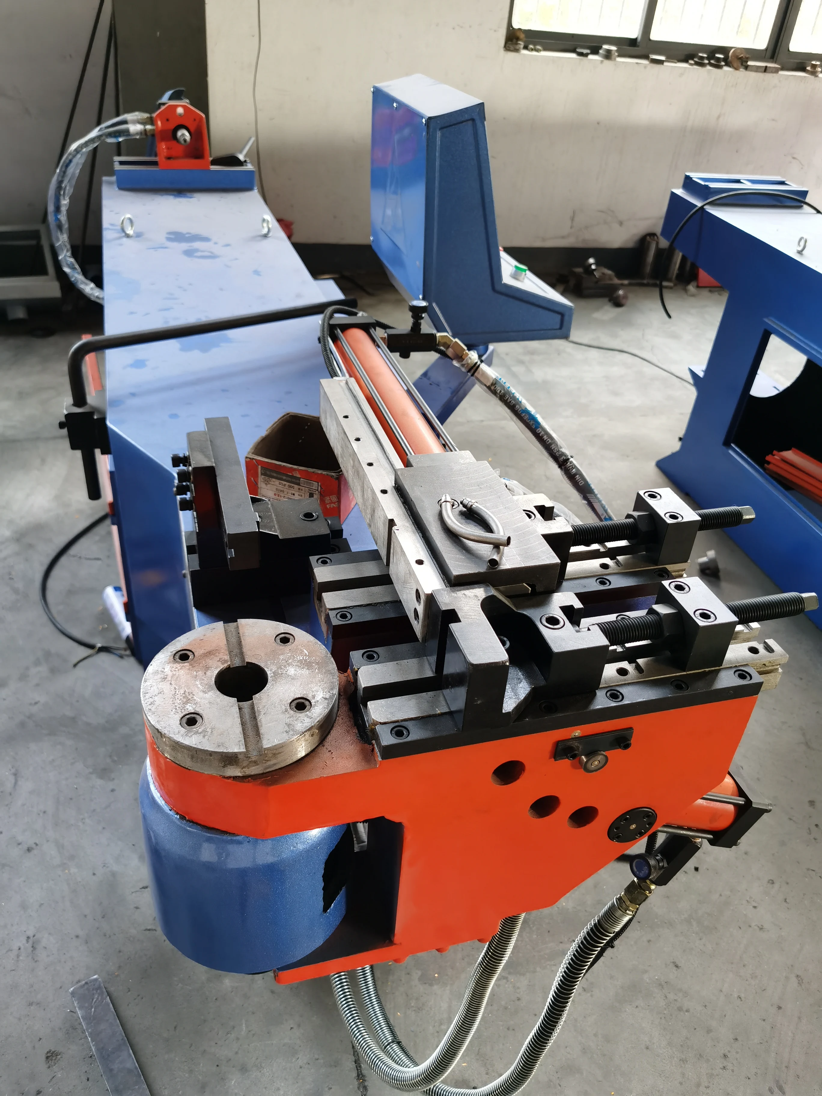 
Pipe bending machine 