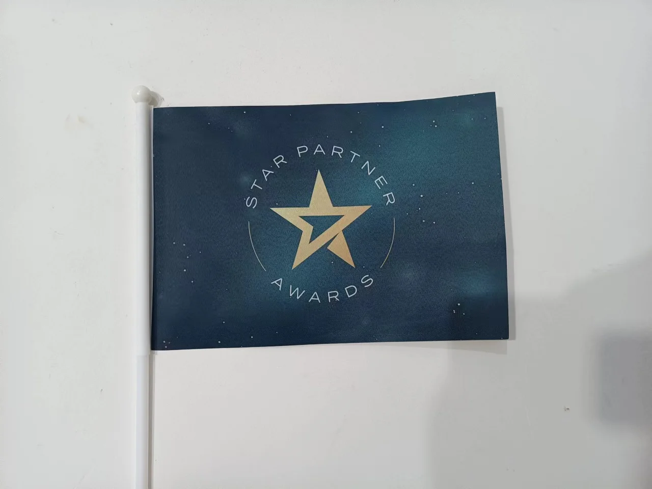 Мини-переносные полиэфирные флагштоки с индивидуальным логотипом индивидуальный дизайн наружные рекламные флаги для деловых мероприятий