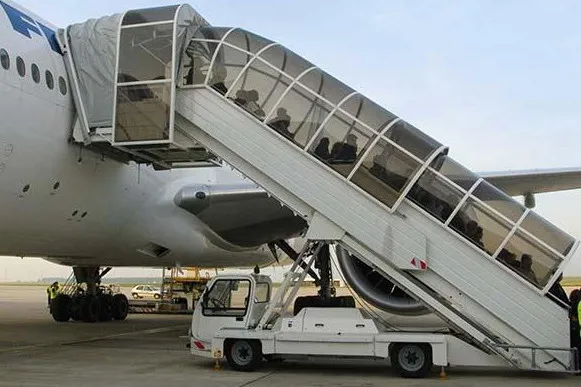 2nd hand and electric available/ 4.4-5.8m self-propelled airport passenger aircraft boarding stairs truck