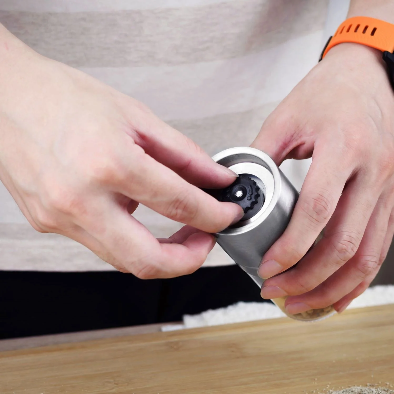 Family or Outdoor Picnic Optional Mini Pepper Grinder Stainless Steel Dust Cover With Ceramic Grinding Cores