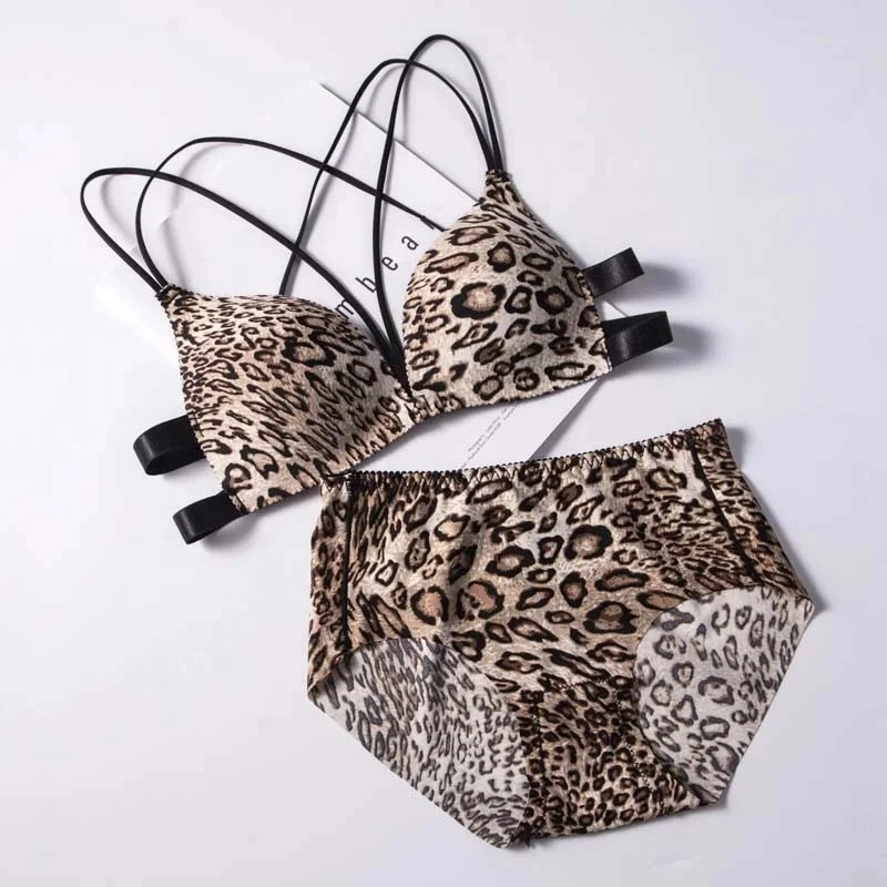 
2153 Hot Sale sexy girls cross-back Front Closure Wireless Push Up Bras sets 