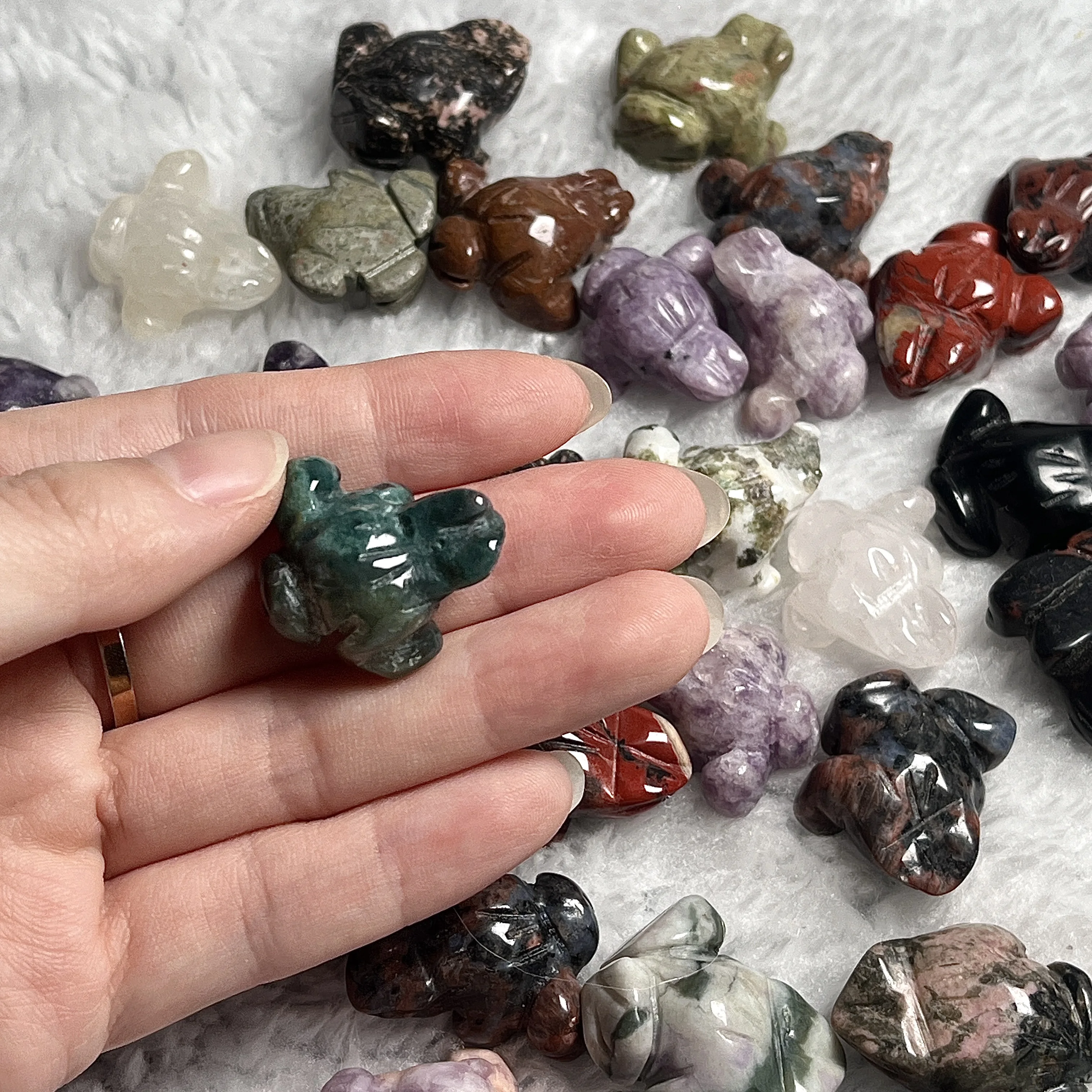 Natural Stone and Crystal Chinese Frog Mini Carvings Hand-Carved Marble Frog Sculptures for Gifts