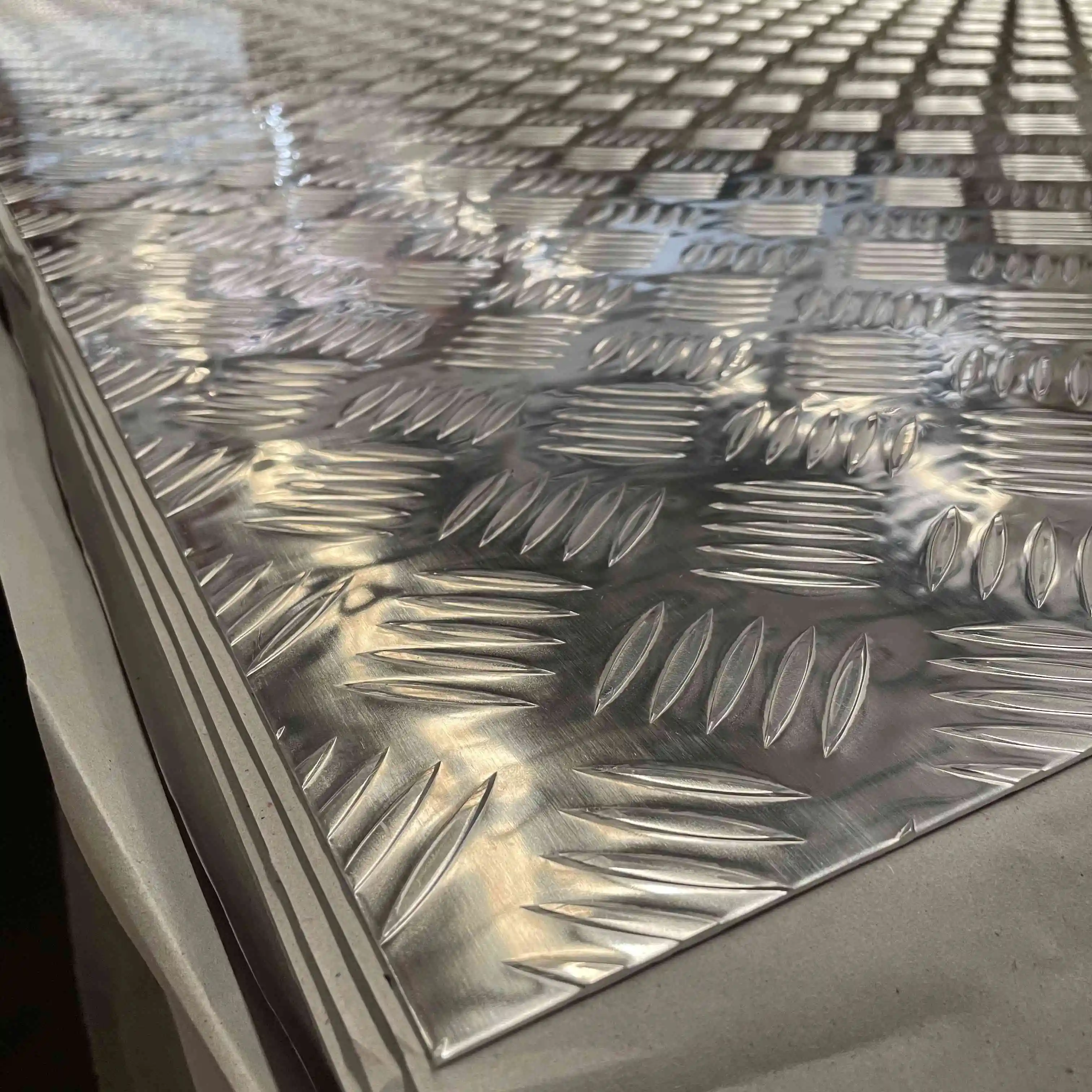 Diamond Aluminum Checkered Plate 1050 1100 3003 5052 1.5mm  0.6mm   Embossed Aluminum Sheet