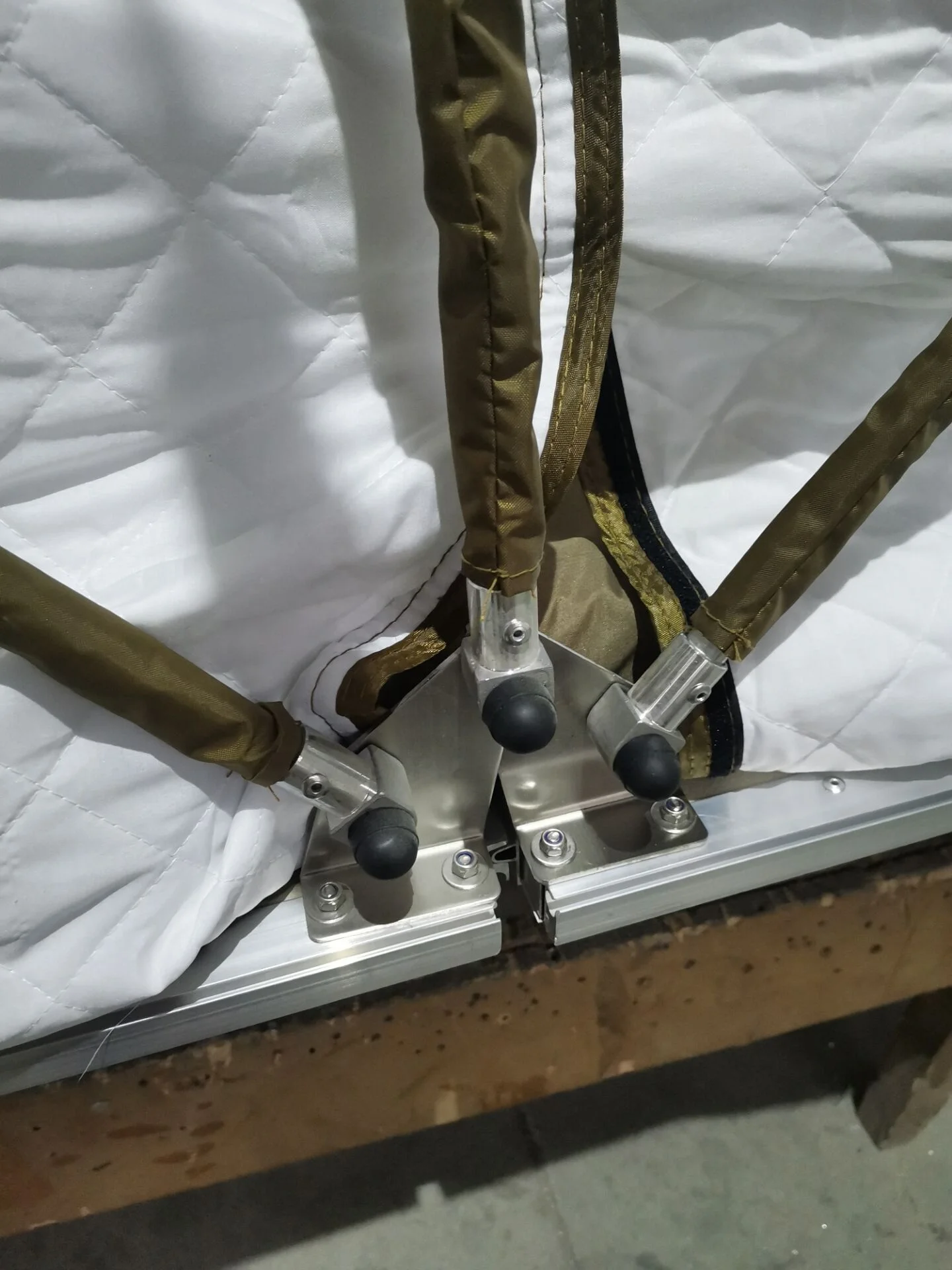 
convinent to use roof top tent 4X4 roof insulation tent for car keep warn 