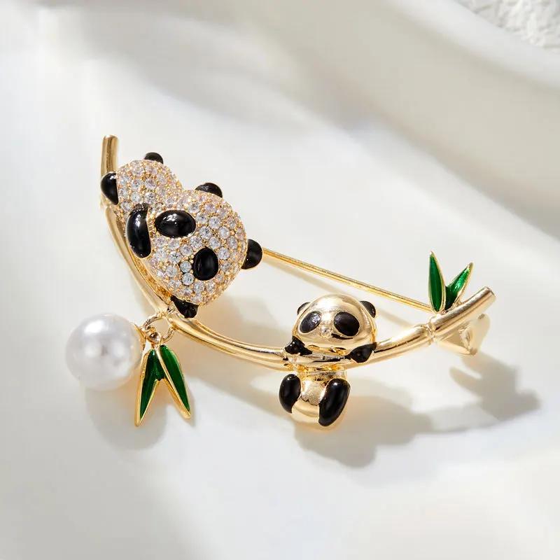 Женская брошь с цирконием