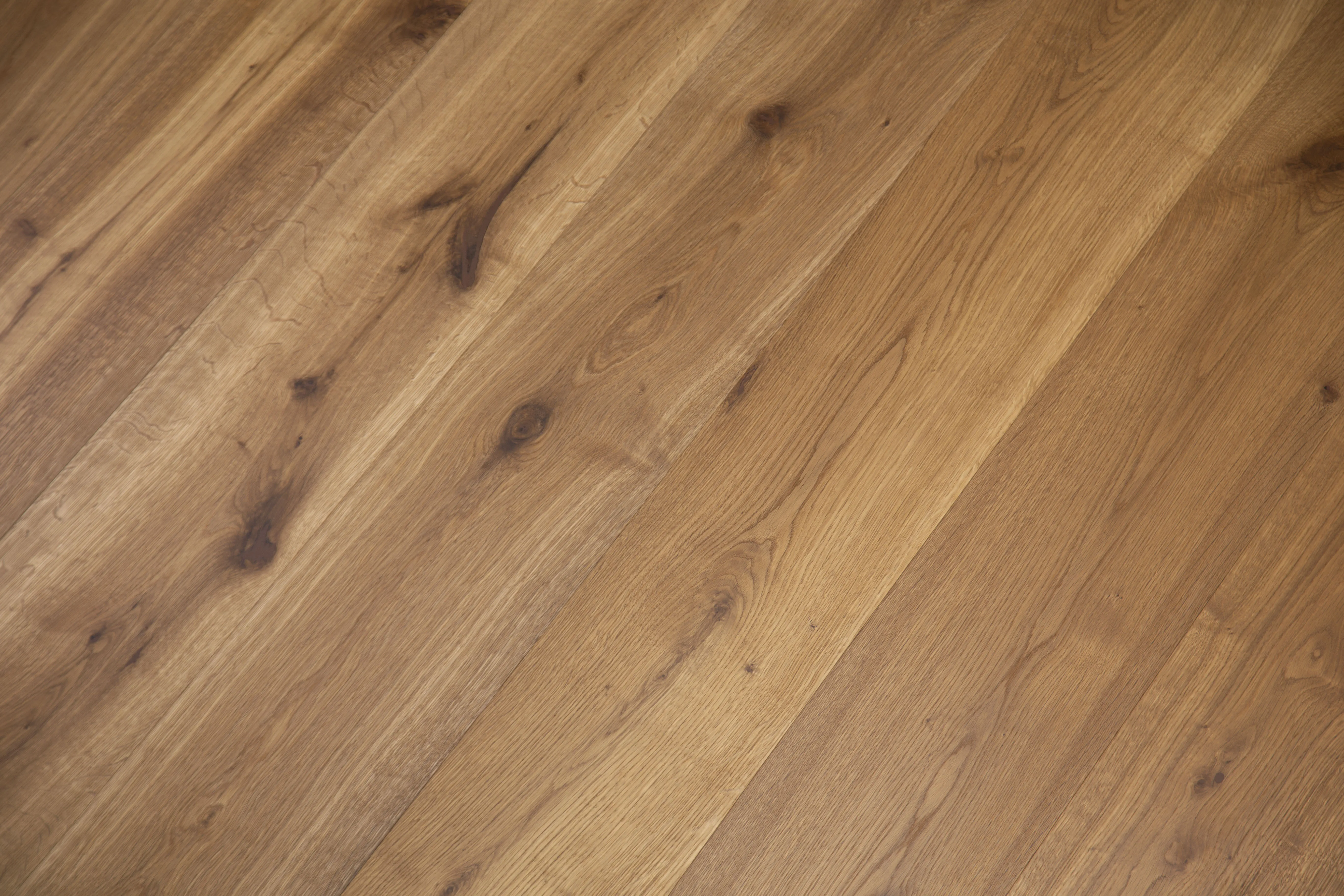 Villa/ hotel/ apartment  European white oak 3-layer engineered flooring 15/4*242*2210 saw cut Smoked Color Pine nut