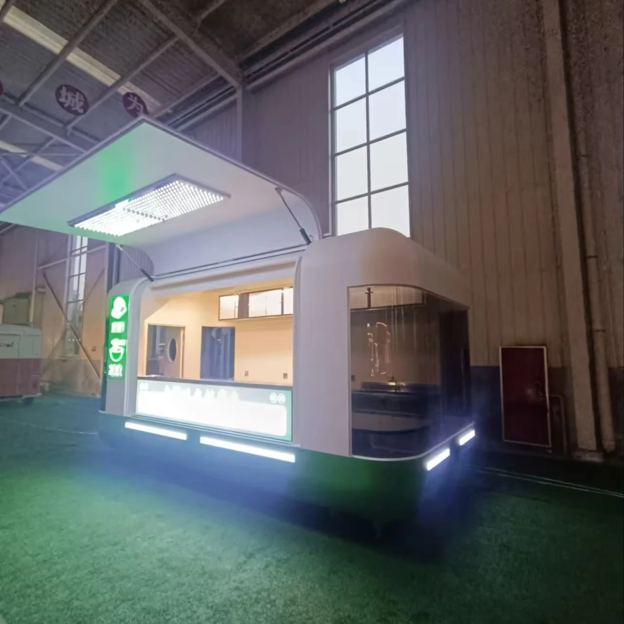 The fully equipped mobile fast food truck is suitable for small businesses as a food kiosk camping vehicle