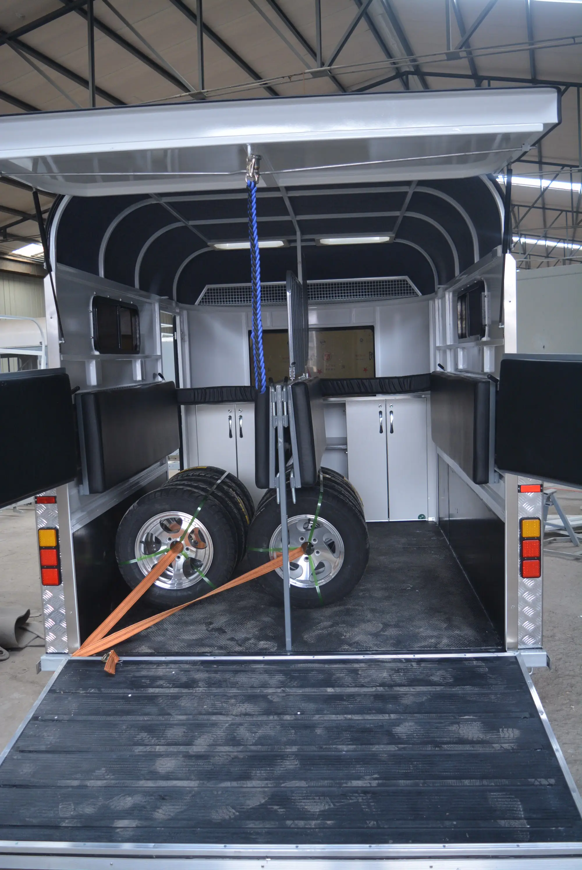 2-Horse Straight Load Trailer Good Selling Horse Float with Adrs Standard Trailers