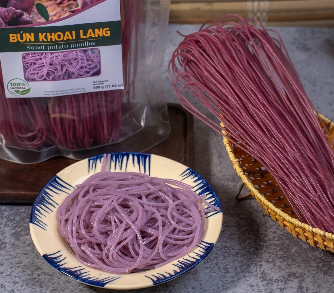 Лапша вермишель из сухого риса из Вьетнама с фиолетовым сладким картофелем, упакованная в пакет 300 г для продажи