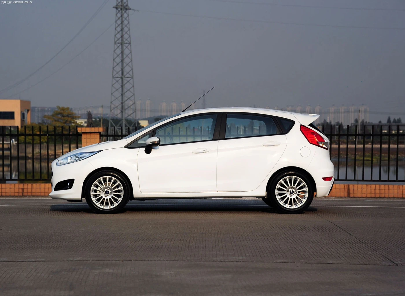 2024 новый бензин fo rd Vehicles Fiesta 5-дверный 5-местный хэтчбек с передним приводом б/у бензиновые автомобили для продажи