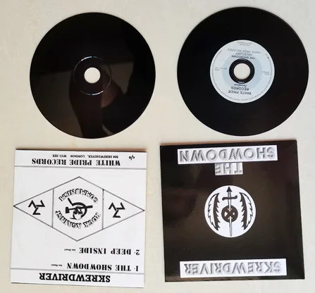 Виниловый CD-диск диаметром 12 см в виде CD-диска с загрузкой данных качестве виниловой записи (LP) и черного цвета