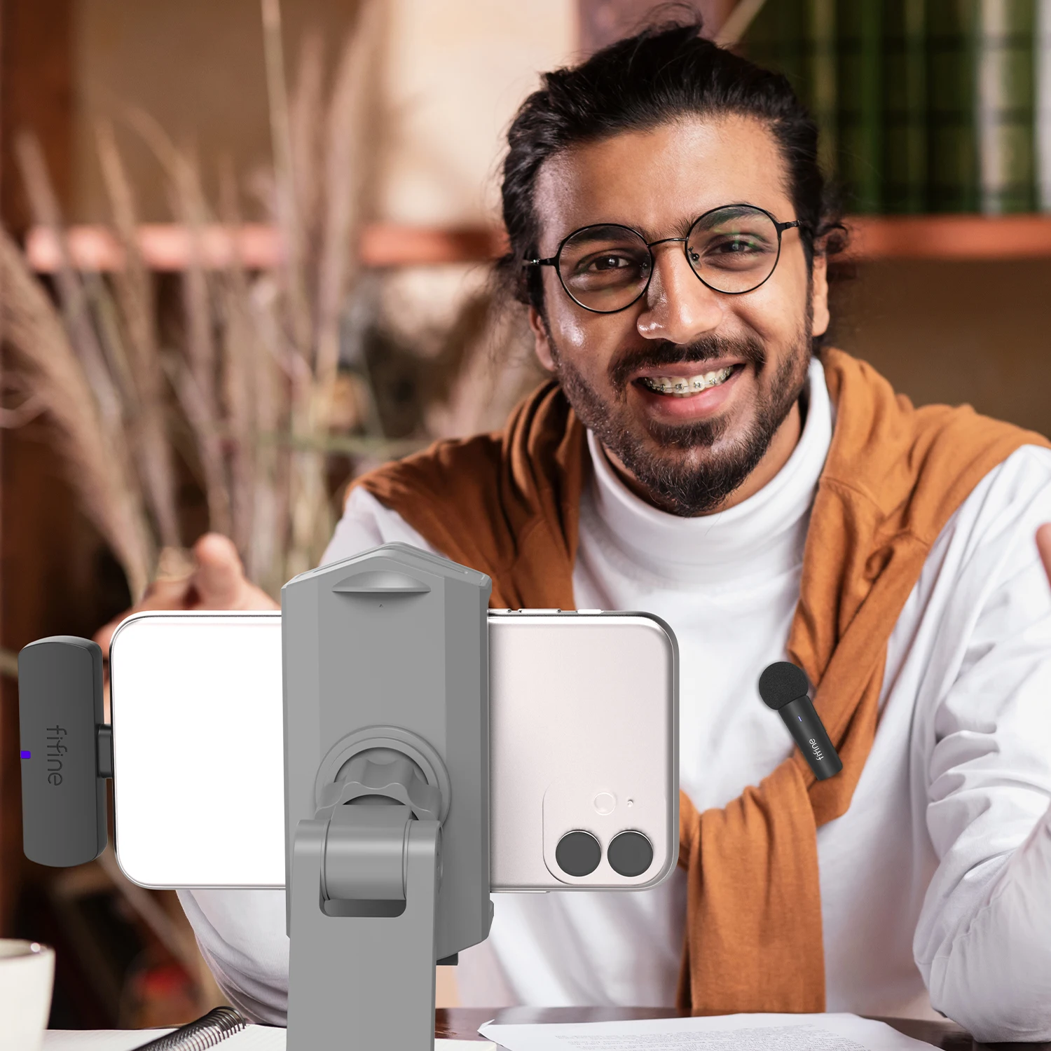 Fifine M6 long range 2.4ghz wireless lavalier microphone clip microphone receiver lapel microphone for mobile phone